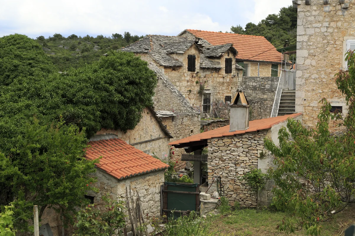 Tradicionalne kamnite hiše v Dračevici na Braču