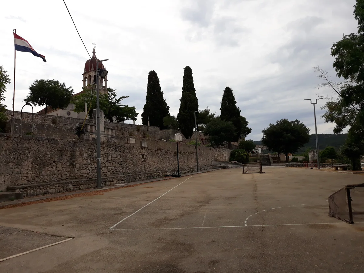 Kirche und Dorfplatz in Donji Humac auf Brač