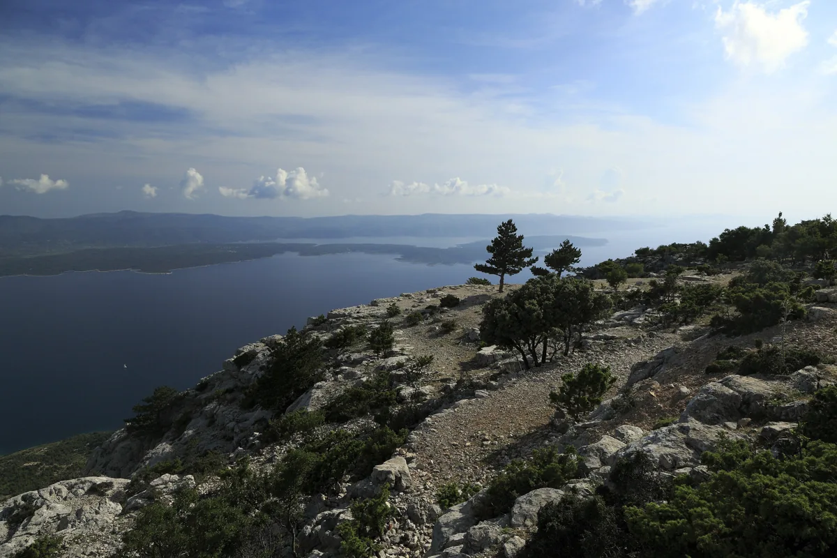 Skalna pobočja Vidove gore s pogledom na Jadran in Hvar